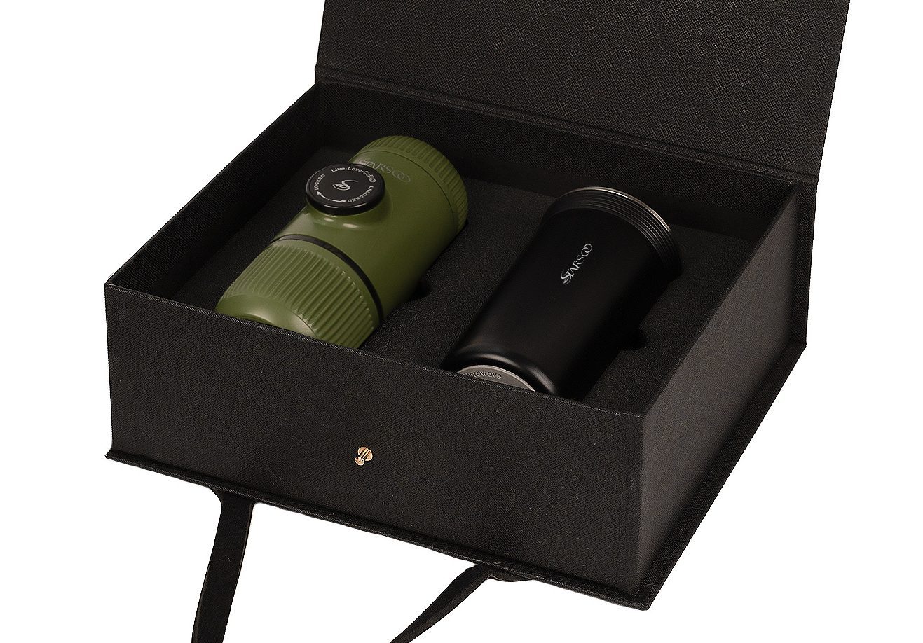 نمای داخلی کیف پک هدیه نفیس سه با قهوه‌ساز و ماگ حرفه‌ای