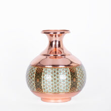 تصویر گلدان اناری شکل ساخته‌شده از مس و خاتم‌کاری دست‌ساز