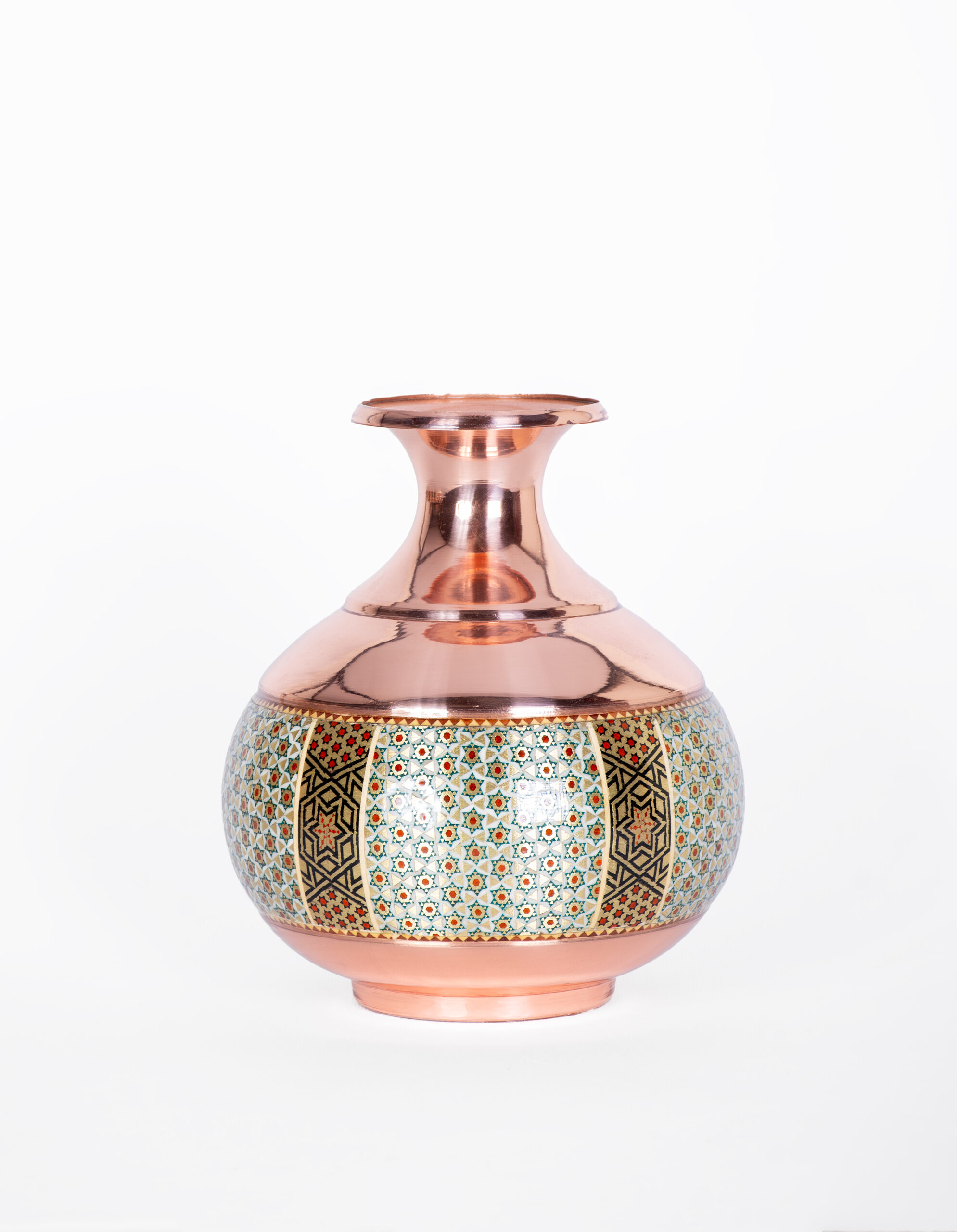 تصویر گلدان اناری شکل ساخته‌شده از مس و خاتم‌کاری دست‌ساز