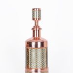 تنگ مینیاتوری مس و خاتم با خاتم‌کاری دست‌ساز و بدنه‌ی مسی درخشان، انتخابی هنری برای دکوراسیون اصیل ایرانی یا هدیه‌ای خاص و ارزشمند.