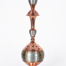 alt="نمای نزدیک از خاتم‌کاری روی تنگ مسی"