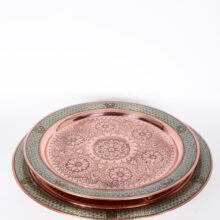 نمای نزدیک از کف قلم‌کاری سینی مسی