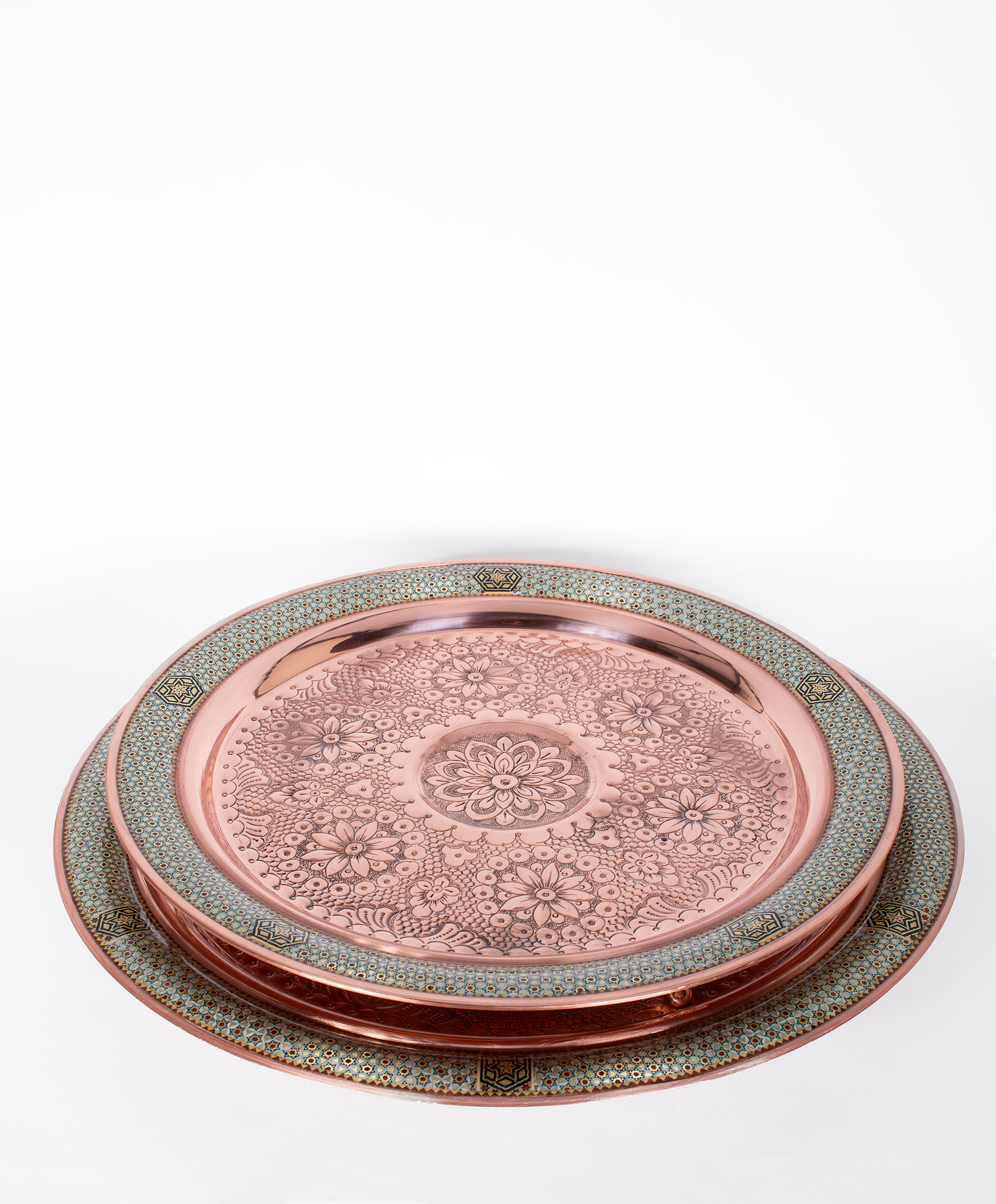 نمای نزدیک از کف قلم‌کاری سینی مسی