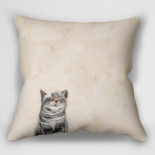 “کوسن گربه – طرح Feline Friends Cat On Pink اثر کتی والترز | کاور کوسن گربه‌ای صورتی”