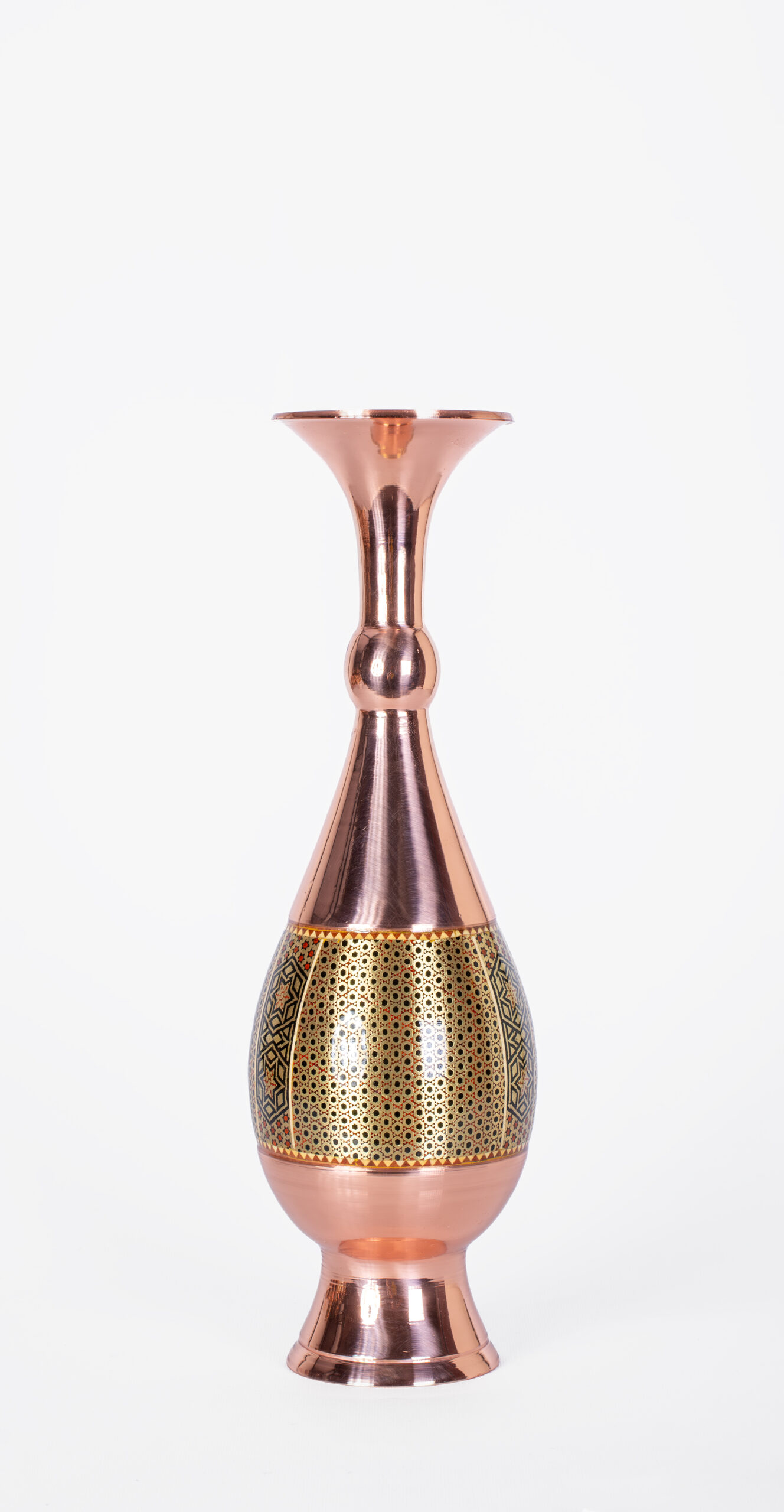 گلدان تزئینی صراحی شکل ساخته‌شده از مس و خاتم